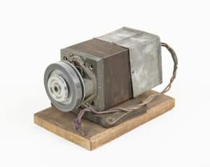 The receiver, tuner and generator of the ‘Old Lady’ radio RAF Museum/Iain Duncan 1997/0011/C – 1997/0013/C]