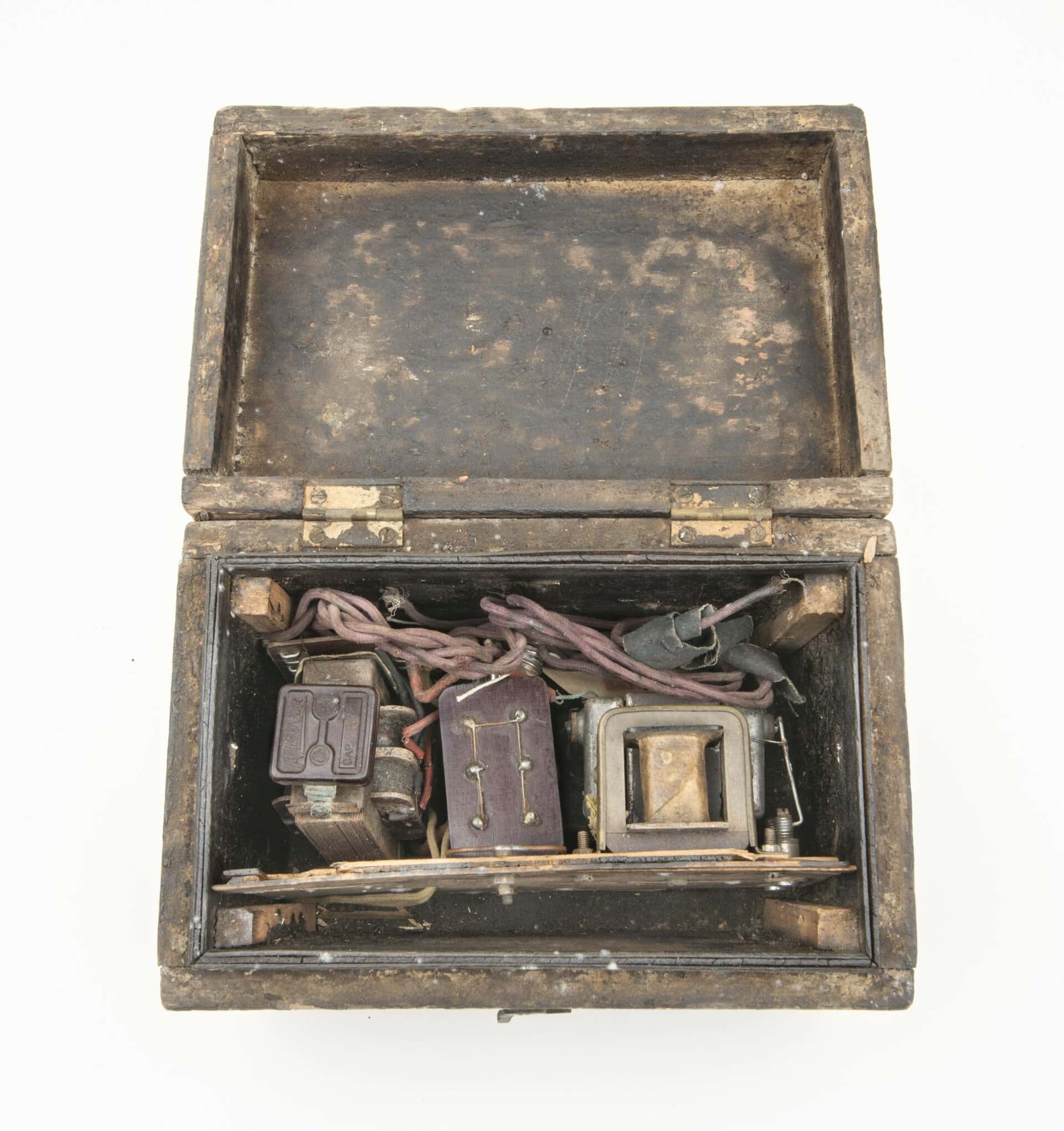 The receiver, tuner and generator of the ‘Old Lady’ radio RAF Museum/Iain Duncan 1997/0011/C – 1997/0013/C]
