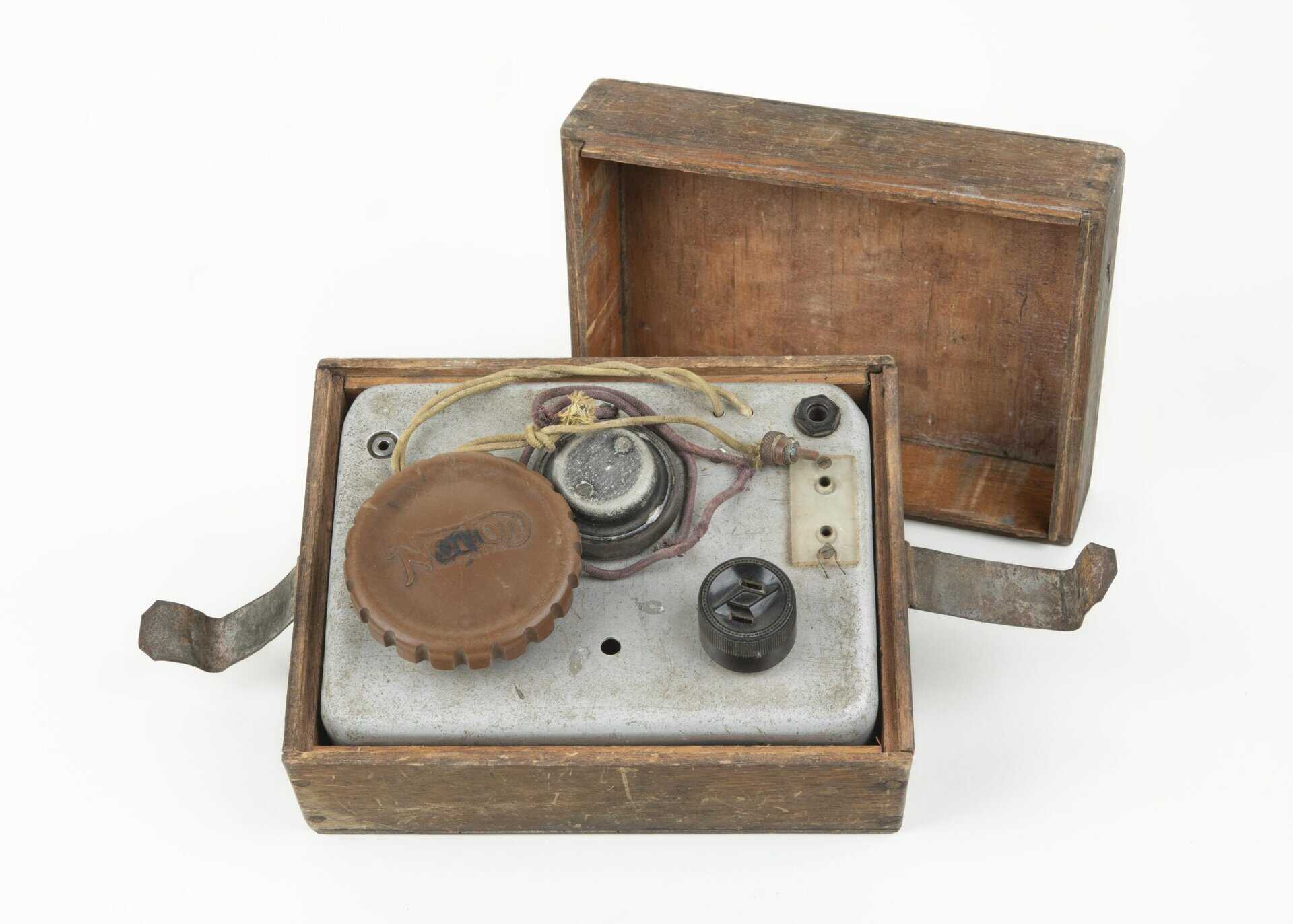 The receiver, tuner and generator of the ‘Old Lady’ radio RAF Museum/Iain Duncan 1997/0011/C – 1997/0013/C]