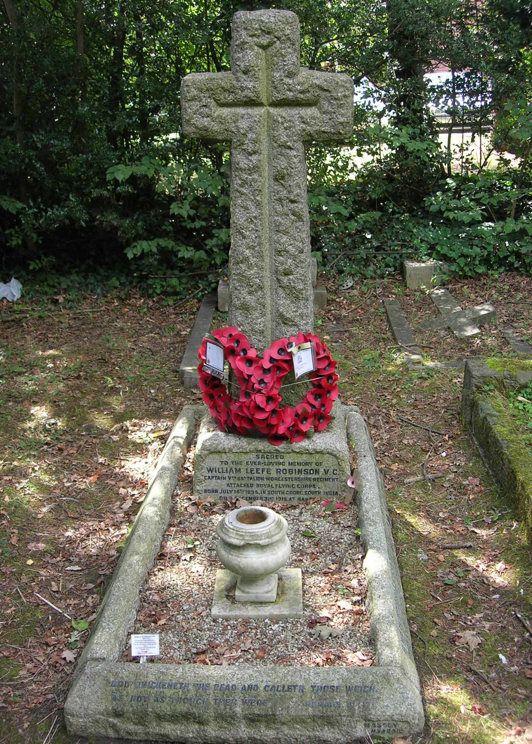 Grave of Lieutenant Robinson VC (© The War Graves Photographic Project)