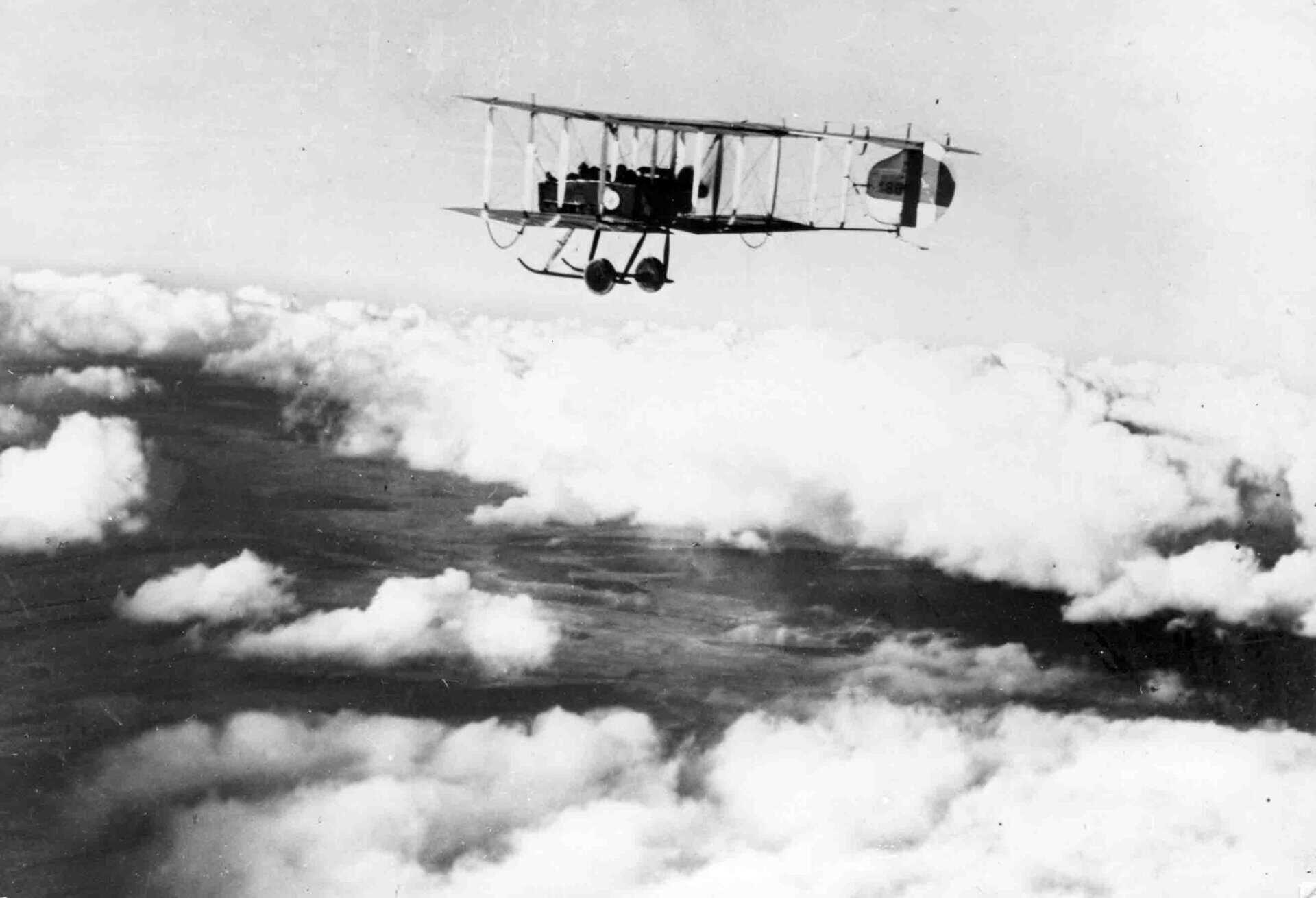 2. Gunbus, serial 5486, 11 Sqn RFC, over Albert (© RAF Museum X003-2602/17023)